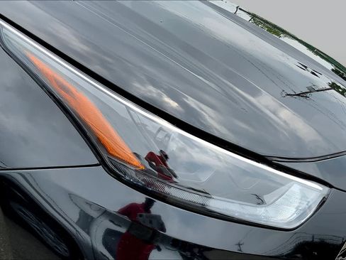 Used 2024 Toyota Highlander XLE FWD image 28