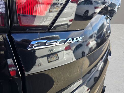 Used 2017 Ford Escape Titanium image 18