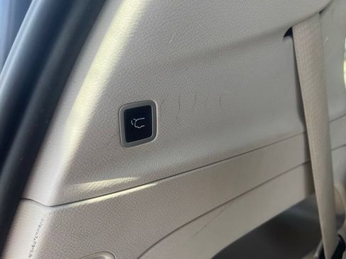 Used 2023 Chrysler Pacifica Touring-L FWD image 32