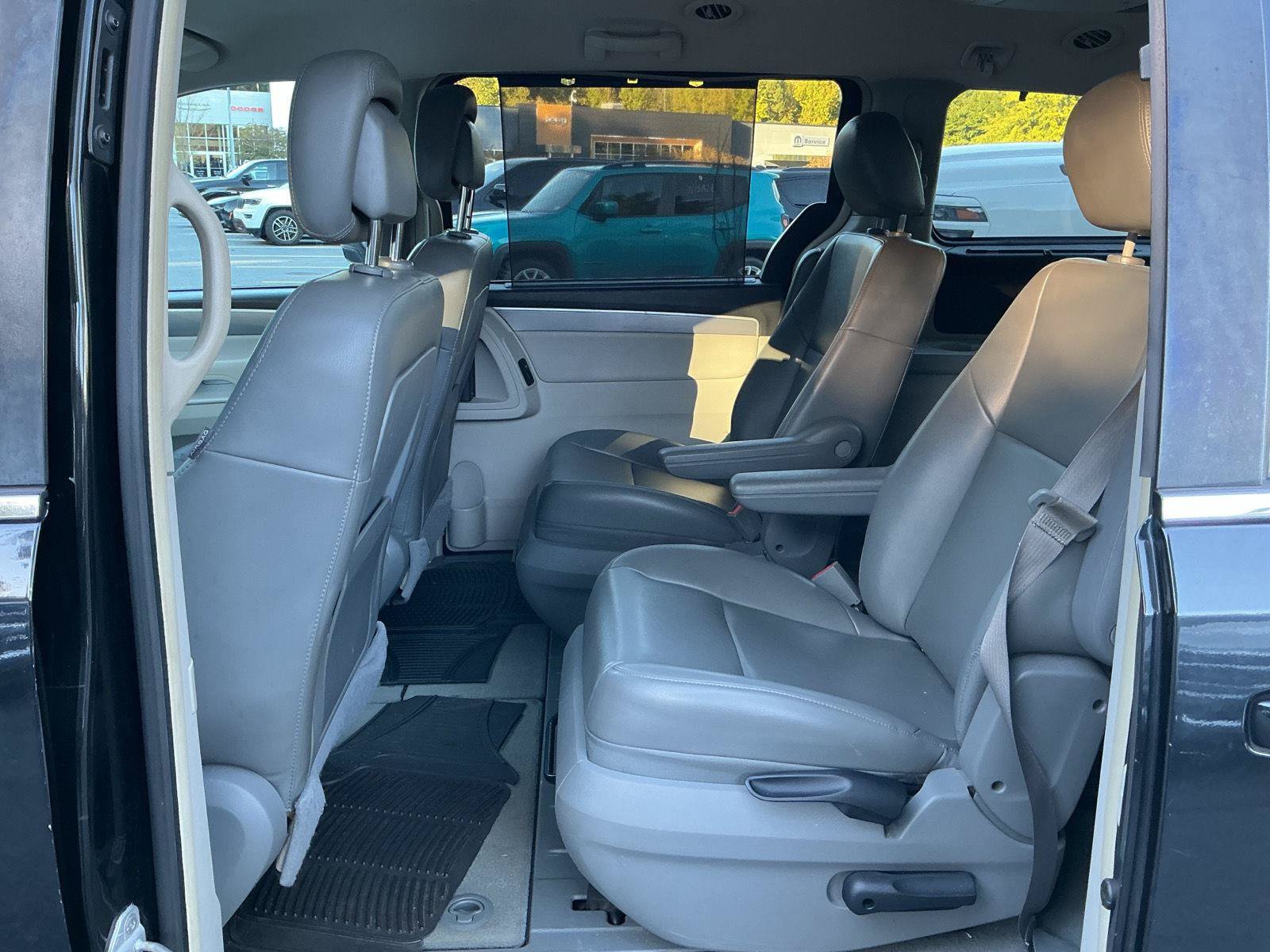 Used 2011 Volkswagen Routan SE FWD image 25