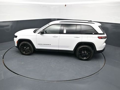 Used 2025 Jeep Grand Cherokee Altitude AWD/4WD image 42