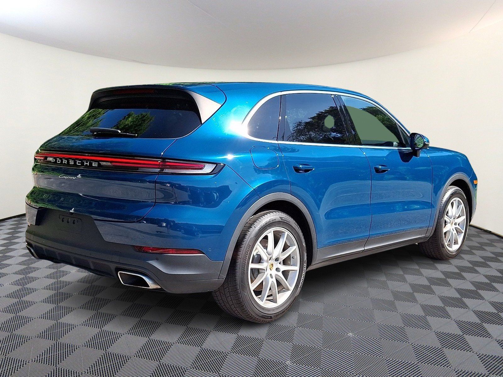 Used 2024 Porsche Cayenne AWD/4WD image 6