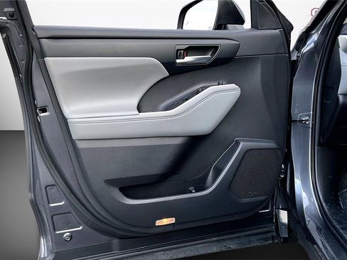 Used 2023 Toyota Highlander XLE image 19