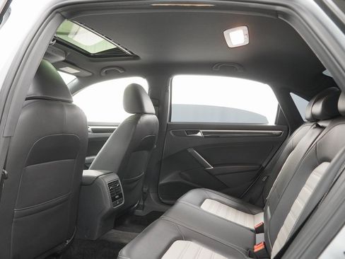 Used 2018 Volkswagen Passat 3.6 image 18