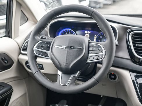 Used 2024 Chrysler Pacifica Touring-L image 14
