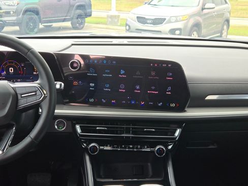 Used 2025 Chevrolet Traverse LT w/ Driver Confidence Package FWD image 17