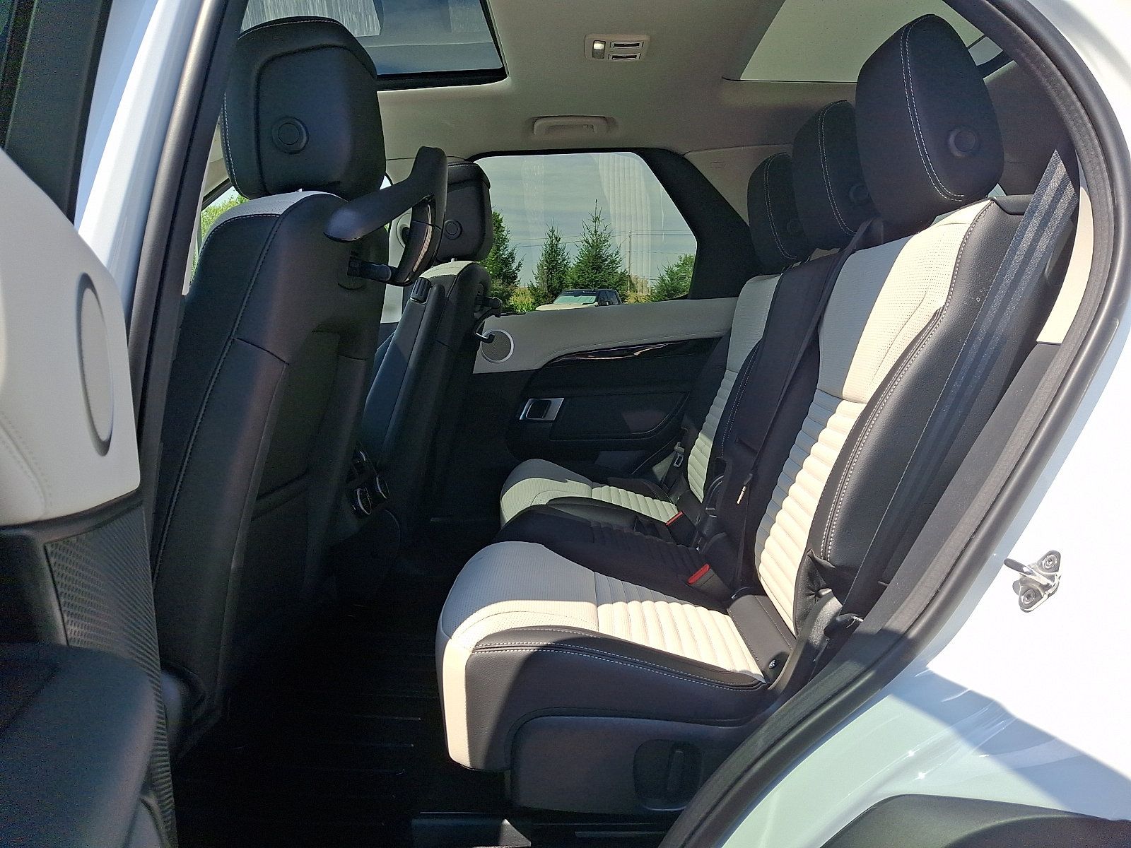 Used 2026 Land Rover Discovery S AWD/4WD image 10