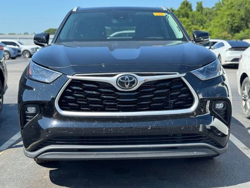 Used 2022 Toyota Highlander XLE FWD image 3