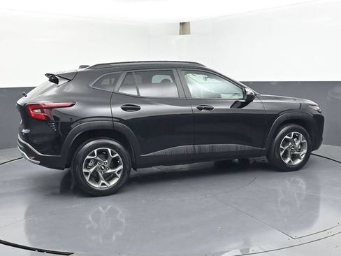 Used 2025 Chevrolet Trax LT w/ LT Convenience Package FWD image 3