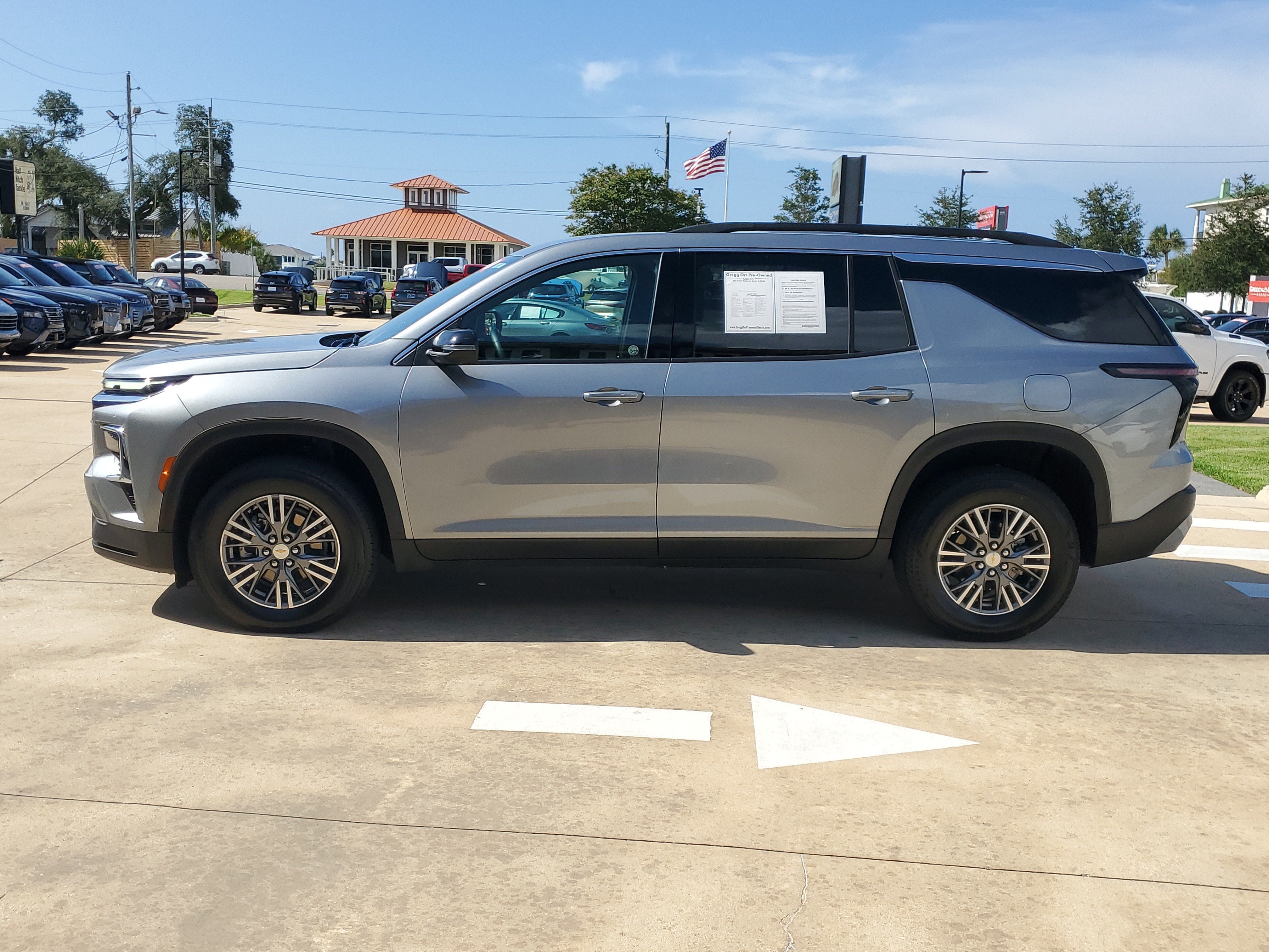 Used 2026 Chevrolet Traverse LT w/ Driver Confidence Package FWD image 2