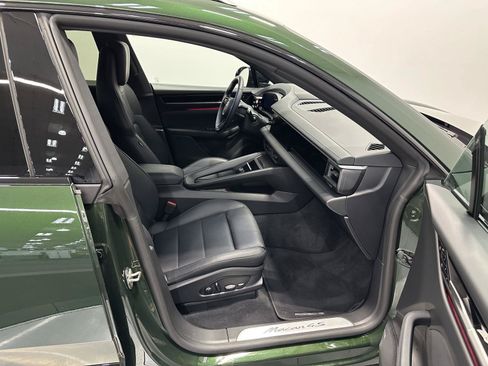 Certified 2025 Porsche Macan 4S Electric AWD/4WD image 43