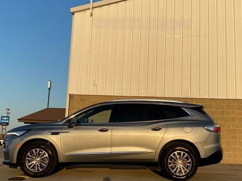 Used 2024 Buick Enclave Premium image 8