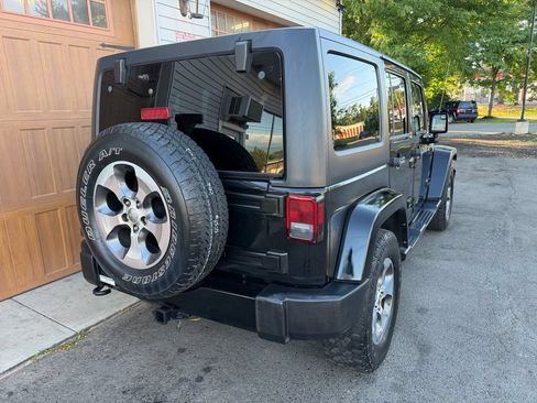 Used 2017 Jeep Wrangler Unlimited Sahara AWD/4WD image 3