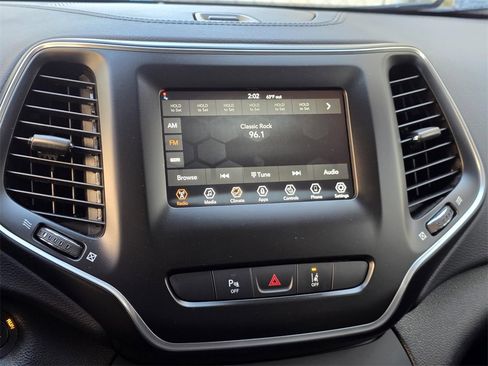 Used 2021 Jeep Cherokee Latitude Plus image 20