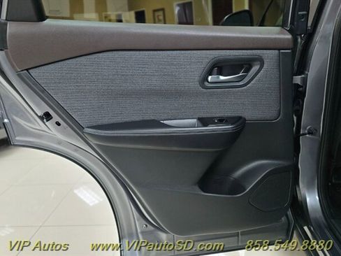 Used 2023 Nissan Rogue SV FWD image 13