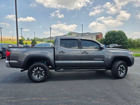 Used 2018 Toyota Tacoma TRD Off-Road AWD/4WD image 12