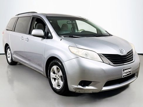 Used 2011 Toyota Sienna LE FWD image 3