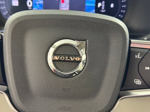 Certified 2025 Volvo XC40 B5 Plus AWD/4WD image 32