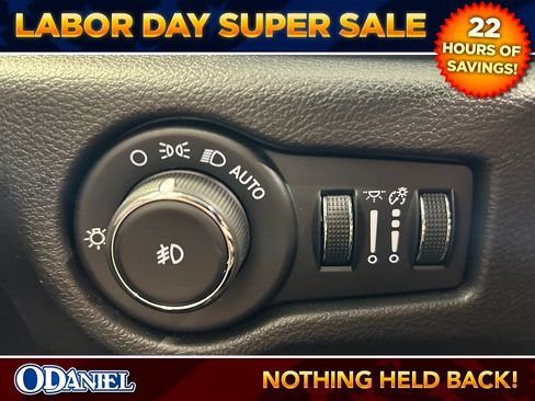 Used 2025 Chrysler Pacifica Limited FWD image 12