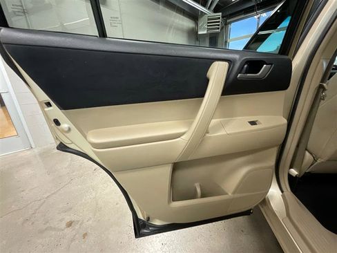 Used 2012 Toyota Highlander FWD w/ Tech Pkg image 16