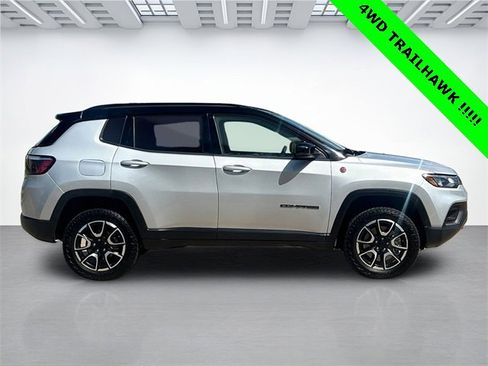 Used 2024 Jeep Compass Trailhawk image 4