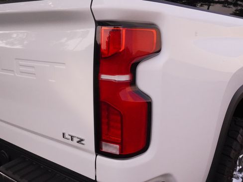 Used 2025 Chevrolet Silverado 2500 LTZ w/ LTZ Convenience Package AWD/4WD image 31