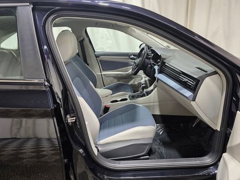 Certified 2025 Volkswagen Jetta SE image 31