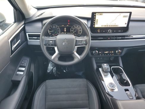 Used 2025 Mitsubishi Outlander SE image 21