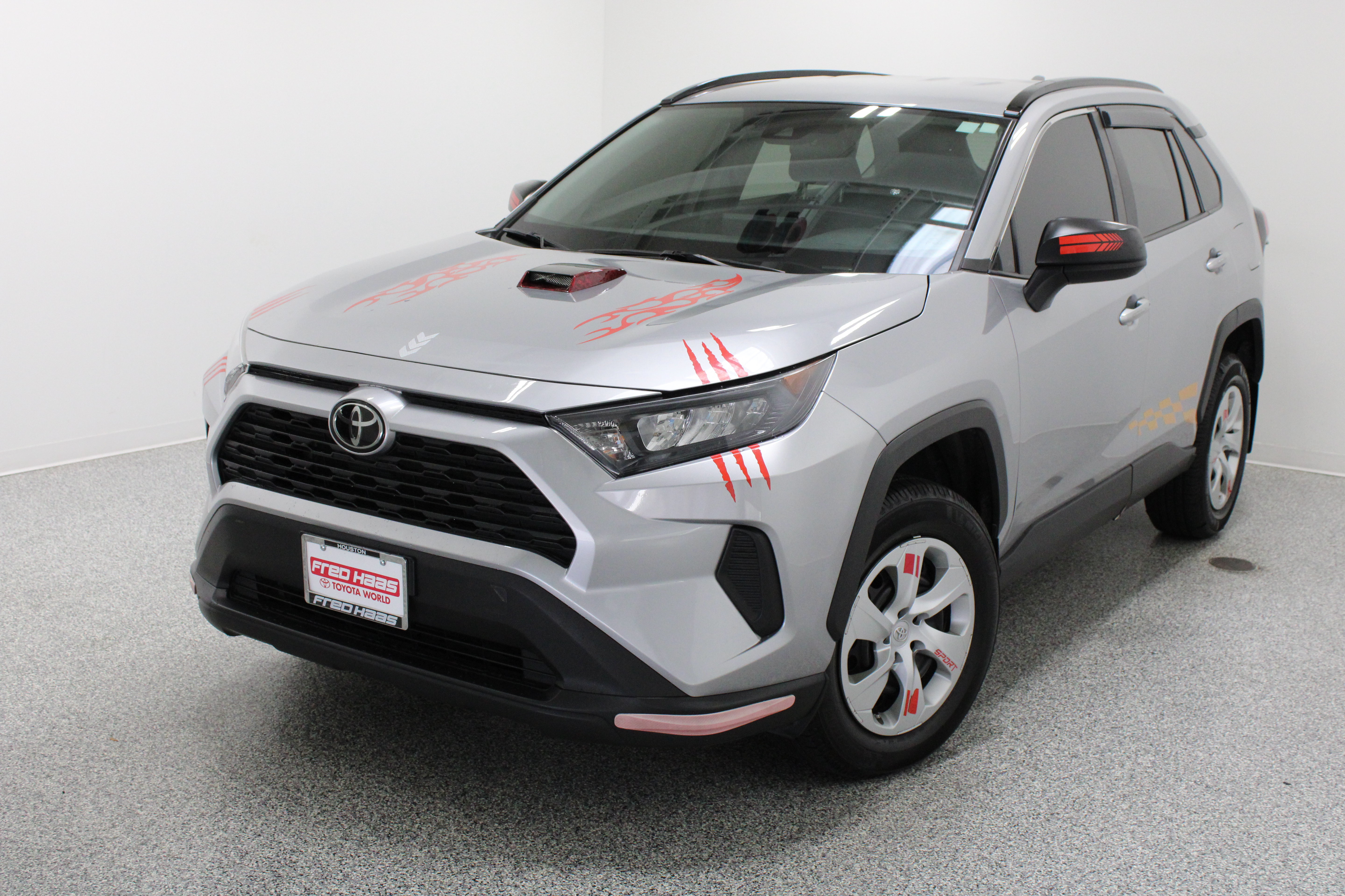 Used 2021 Toyota RAV4 LE FWD image 2