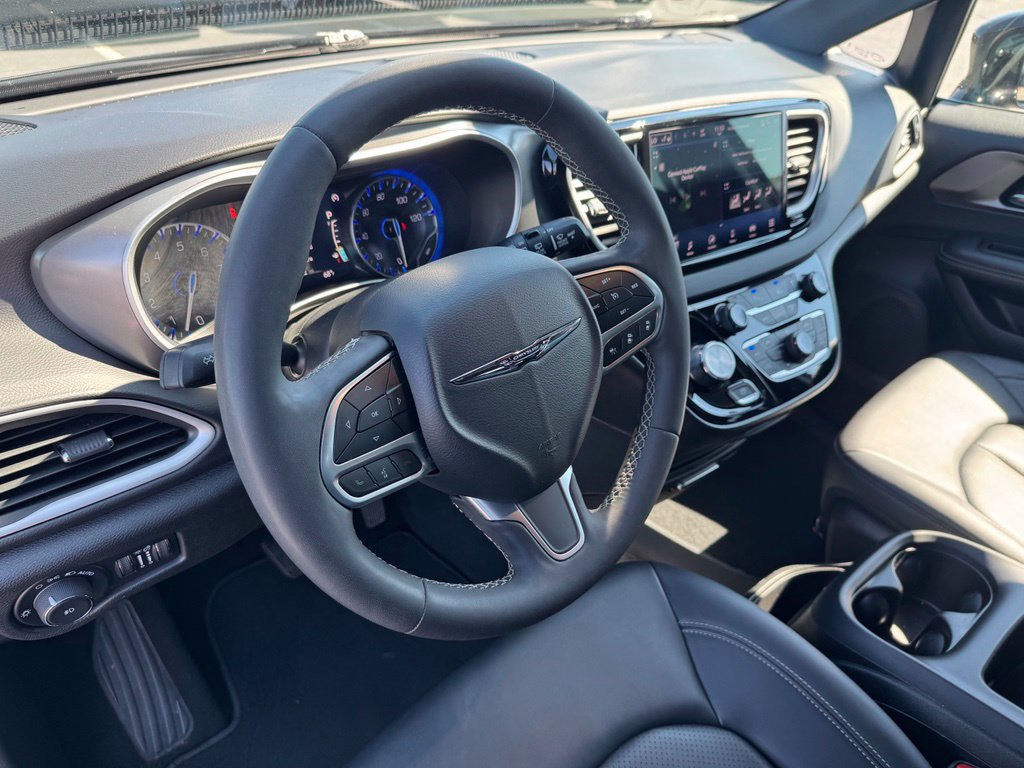 Used 2025 Chrysler Pacifica Select FWD image 16