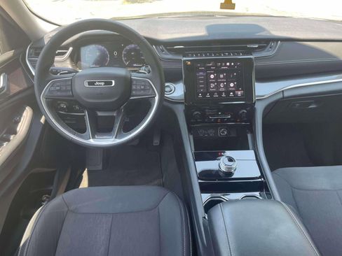Used 2023 Jeep Grand Cherokee Laredo AWD/4WD image 13