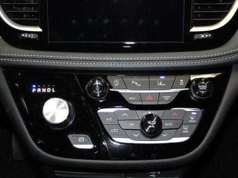 New 2026 Chrysler Pacifica Select w/ S Appearance Package image 18