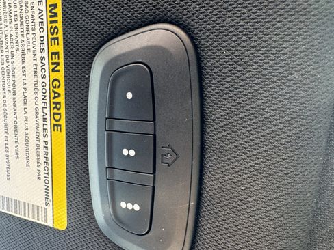 Used 2025 Chrysler Pacifica Limited FWD image 27