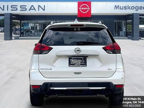 Used 2017 Nissan Rogue SV FWD image 6