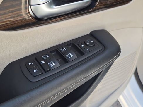 Used 2024 Chrysler Pacifica Limited image 23