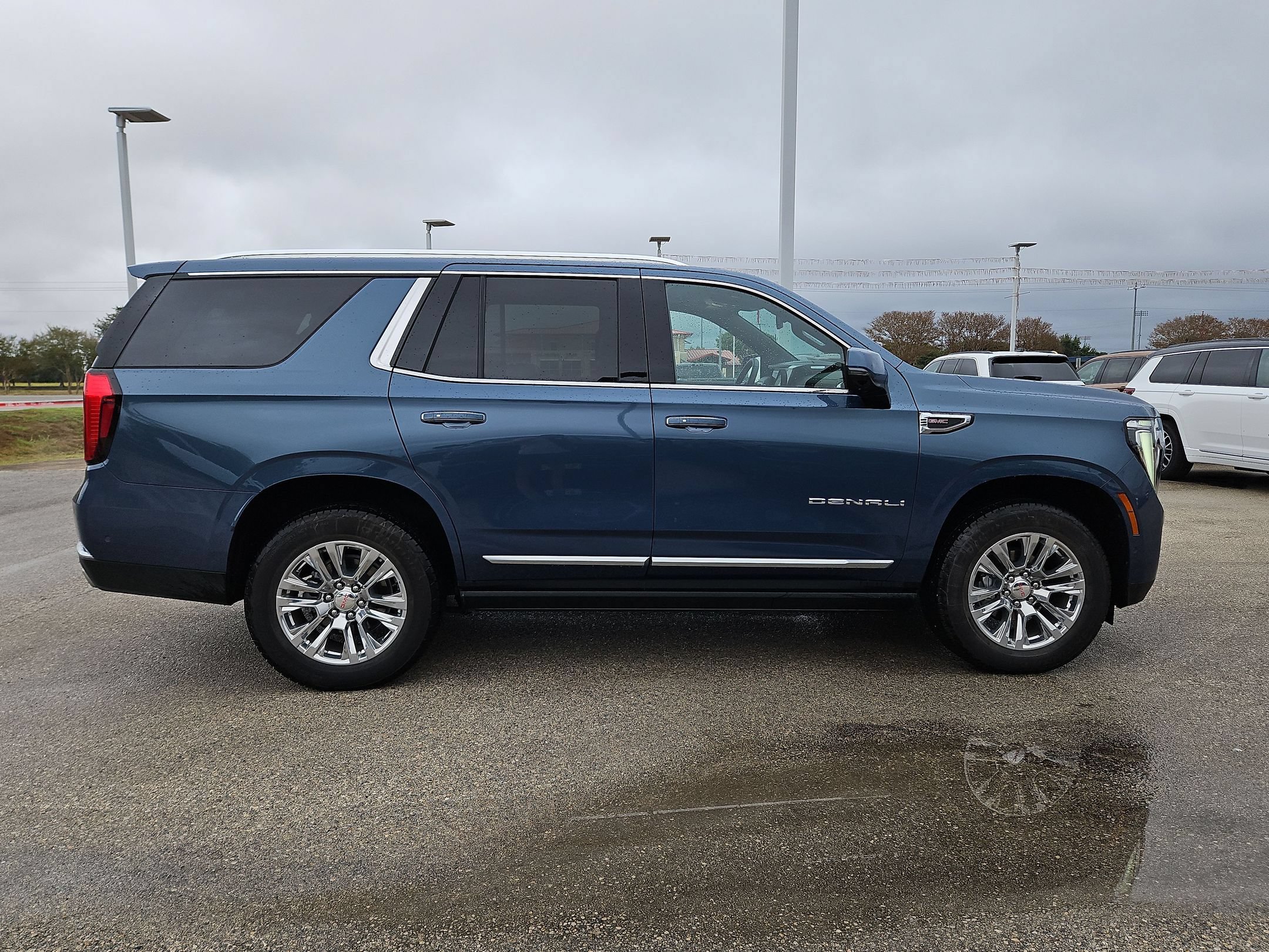 Used 2026 GMC Yukon Denali w/ Sun & Power Step Package AWD/4WD image 2