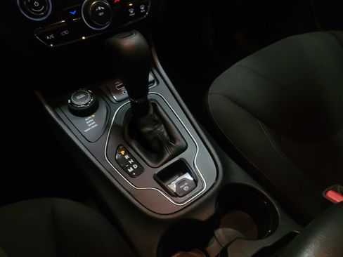 Used 2019 Jeep Cherokee Latitude w/ Cold Weather Group image 26