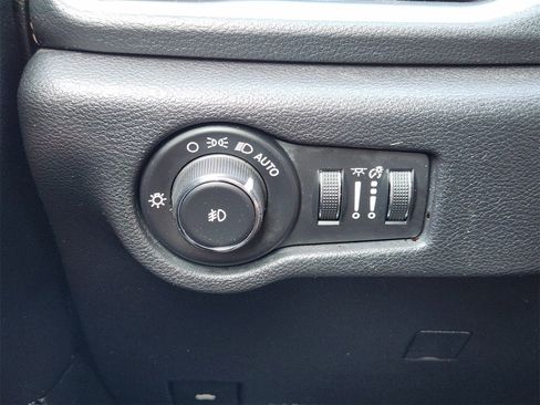 Used 2020 Chrysler Pacifica Limited image 30