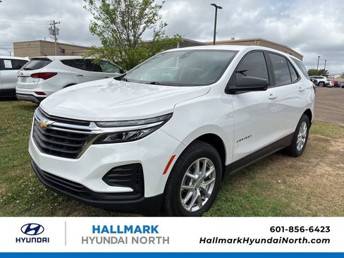 Used 2023 Chevrolet Equinox LS image 1