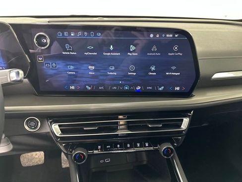 Used 2025 Chevrolet Traverse LT image 21