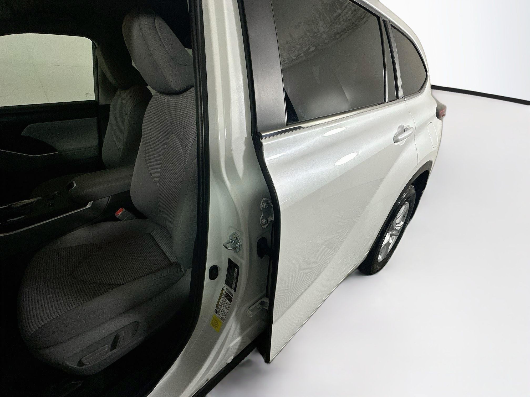 Used 2025 Toyota Highlander LE FWD image 12