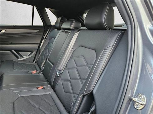 Used 2025 Volkswagen Atlas Cross Sport SE image 17