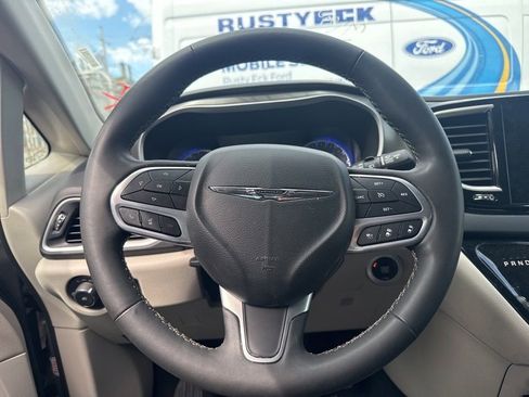 Used 2023 Chrysler Pacifica Touring-L image 3