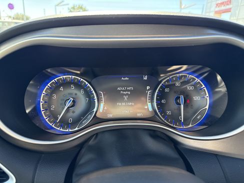 Used 2024 Chrysler Pacifica Touring-L FWD image 19