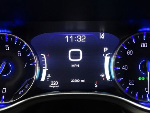 Used 2024 Chrysler Pacifica Touring-L image 38