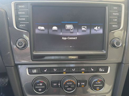 Used 2016 Volkswagen e-Golf SEL Premium w/ Driver Assistance Package FWD image 32