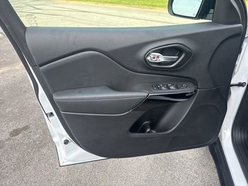 Used 2023 Jeep Cherokee Altitude Lux image 14