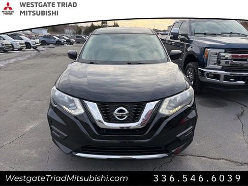 Used 2017 Nissan Rogue S image 2