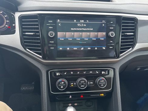 Used 2022 Volkswagen Atlas Cross Sport SE image 19
