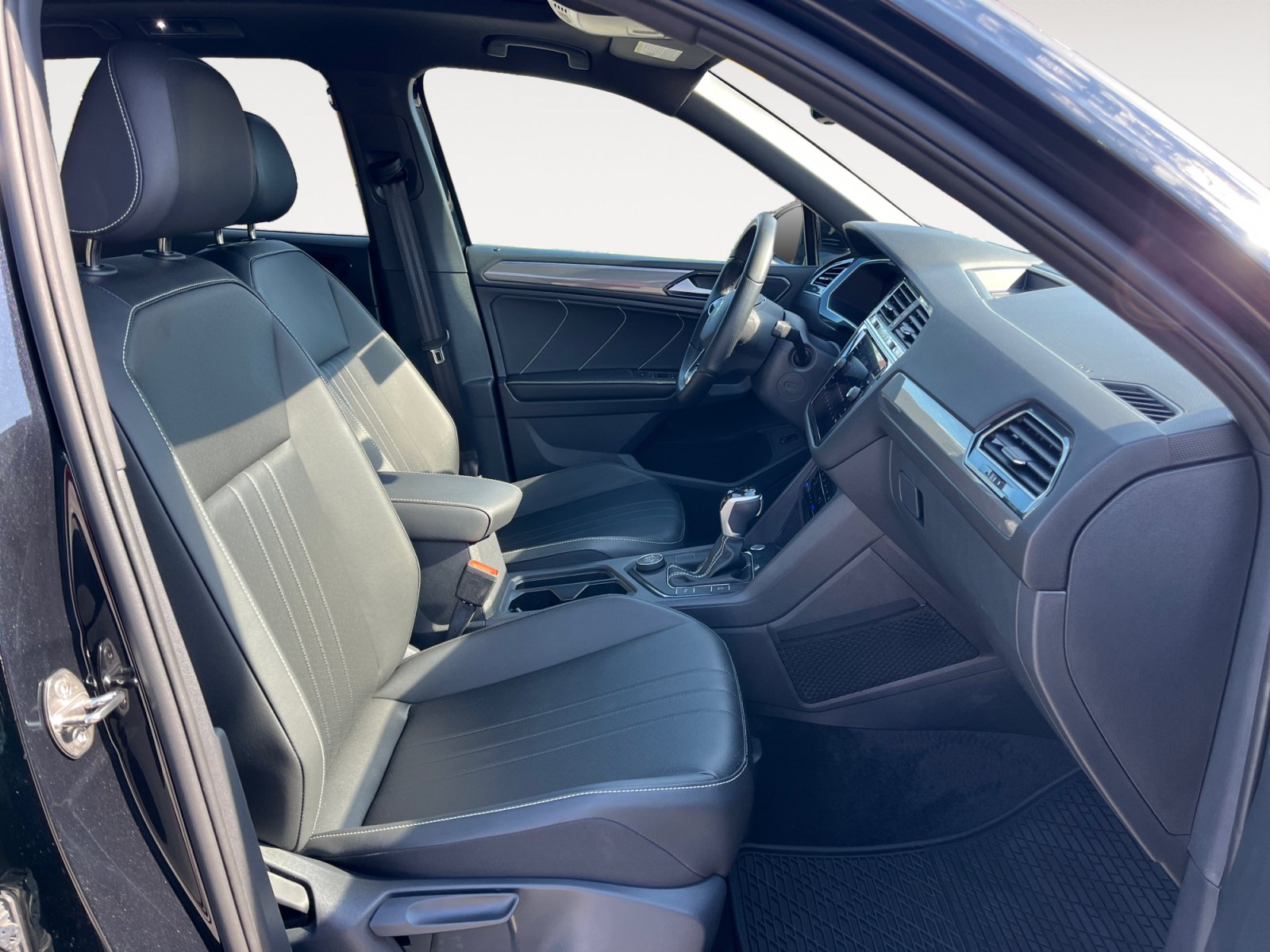 Certified 2024 Volkswagen Tiguan SE R-Line w/ MDO Package, Two-Row AWD/4WD image 15